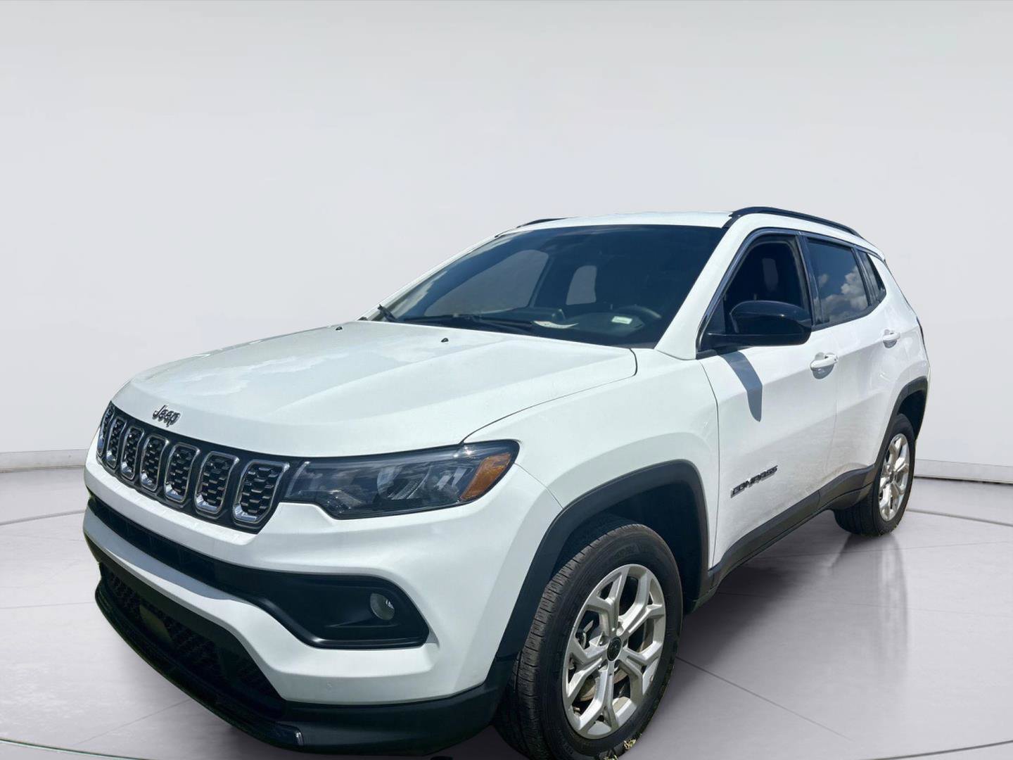 Used 2025 Jeep Compass Latitude AWD/4WD image 9