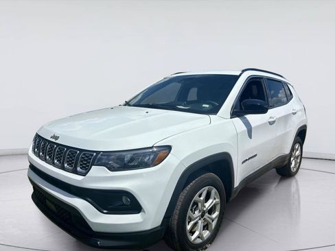 Used 2025 Jeep Compass Latitude AWD/4WD image 9