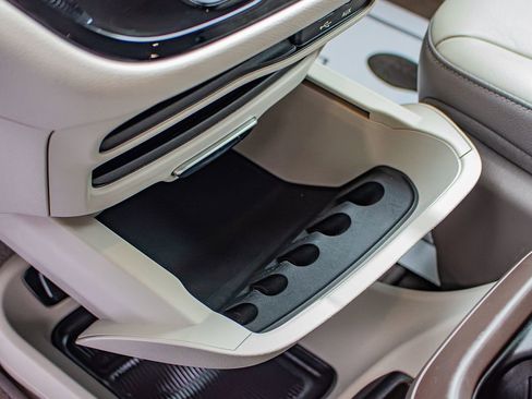 Used 2019 Chrysler Pacifica Touring-L image 29