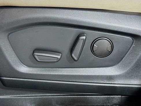 Used 2024 Ford Explorer XLT image 16