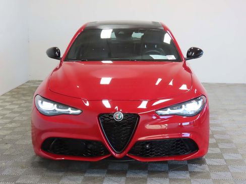 Used 2024 Alfa Romeo Giulia Veloce image 2