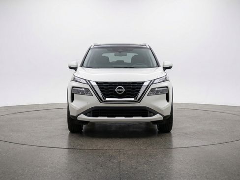 Used 2025 Nissan Rogue SV image 2