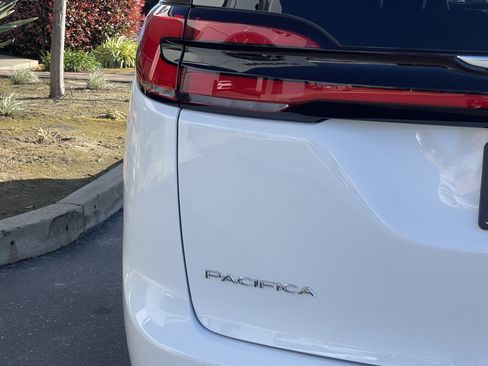 New 2026 Chrysler Pacifica Select image 11