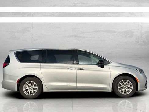 Used 2024 Chrysler Pacifica Touring-L image 4