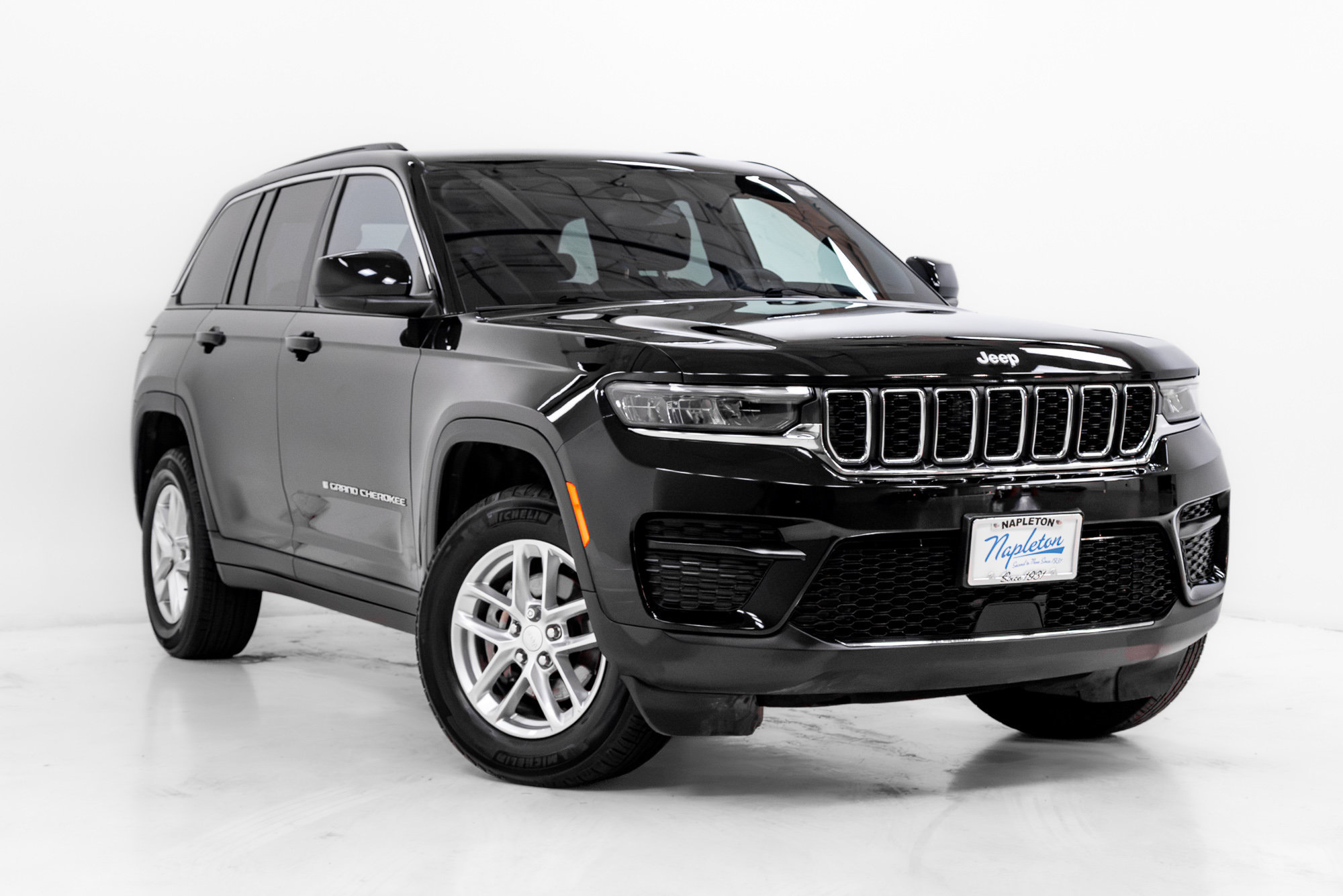 Used 2024 Jeep Grand Cherokee Laredo X AWD/4WD image 6