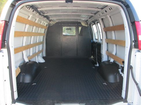 Used 2023 GMC Savana 2500 w/ Driver Convenience Package image 9
