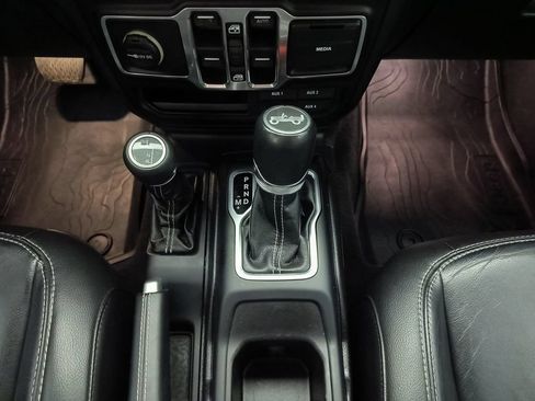 Used 2018 Jeep Wrangler Unlimited Sahara AWD/4WD image 14