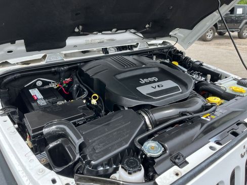 Used 2017 Jeep Wrangler Unlimited Rubicon w/ Connectivity Group image 31