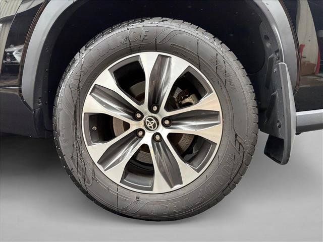 Used 2020 Toyota Highlander XLE AWD/4WD image 9