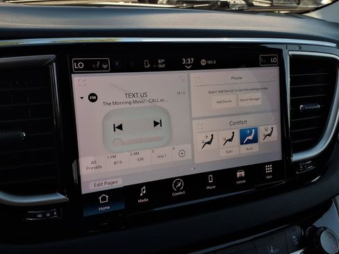 Used 2024 Chrysler Pacifica Touring-L FWD image 19