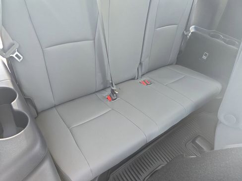 Used 2025 Toyota Highlander XLE AWD/4WD image 12