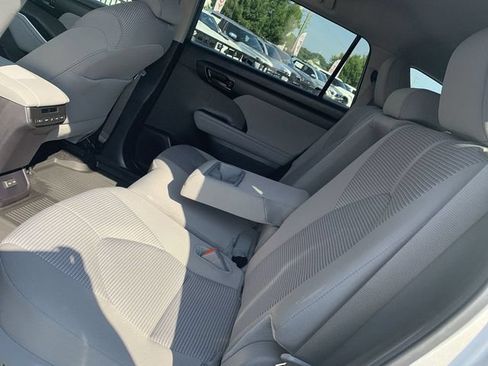 Used 2025 Toyota Highlander LE FWD image 10