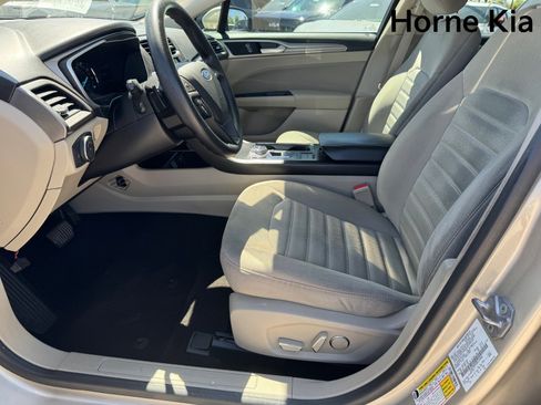 Used 2019 Ford Fusion SE FWD image 9