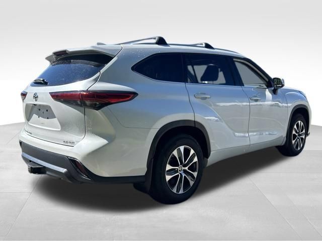 Used 2022 Toyota Highlander XLE AWD/4WD image 5