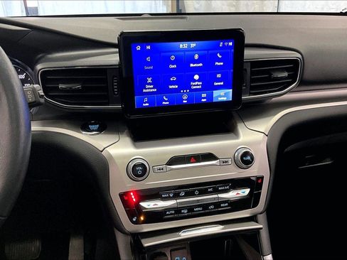 Used 2022 Ford Explorer XLT w/ Equipment Group 202A image 6