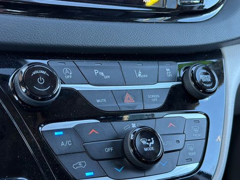 Used 2023 Chrysler Pacifica Touring-L FWD image 18