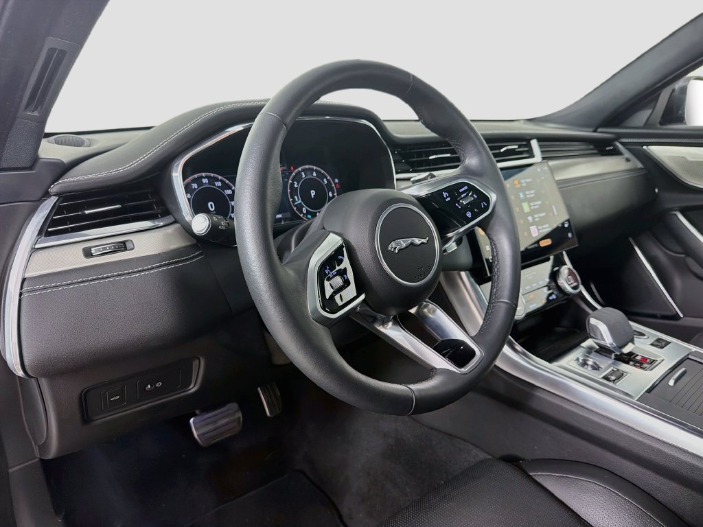 Used 2024 Jaguar XF R-Dynamic SE AWD/4WD image 9