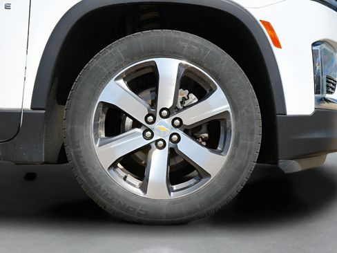Used 2023 Chevrolet Traverse LT w/ LT Premium Package AWD/4WD image 8