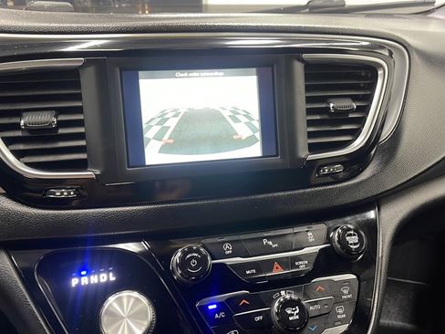 Used 2020 Chrysler Pacifica Touring-L w/ S Appearance Package FWD image 9