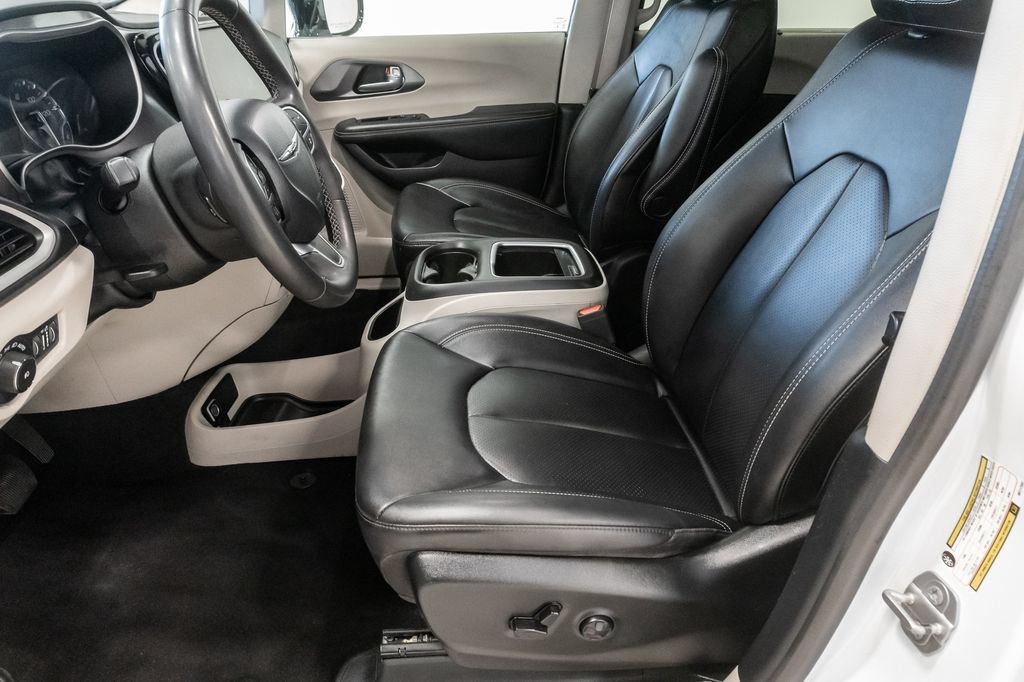 Certified 2024 Chrysler Pacifica Touring-L FWD image 10