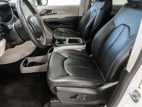 Certified 2024 Chrysler Pacifica Touring-L FWD image 10