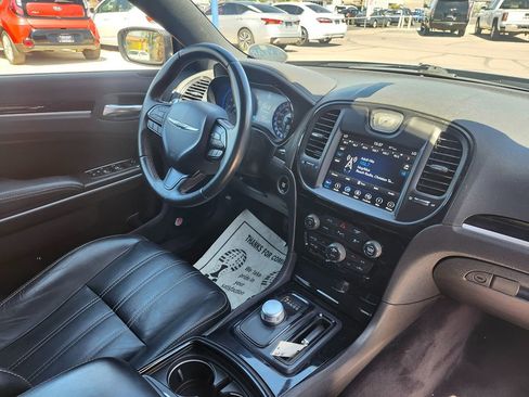 Used 2018 Chrysler 300 S w/ 300S Premium Group image 21