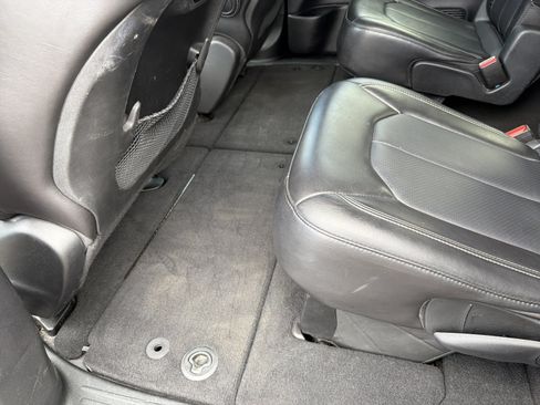 Used 2025 Chrysler Pacifica Select FWD image 24