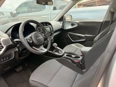 Used 2023 Kia Soul LX w/ LX Technology Package FWD image 4