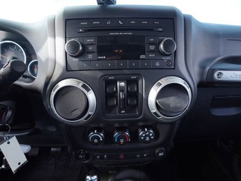 Used 2016 Jeep Wrangler Unlimited Rubicon w/ Connectivity Group image 28