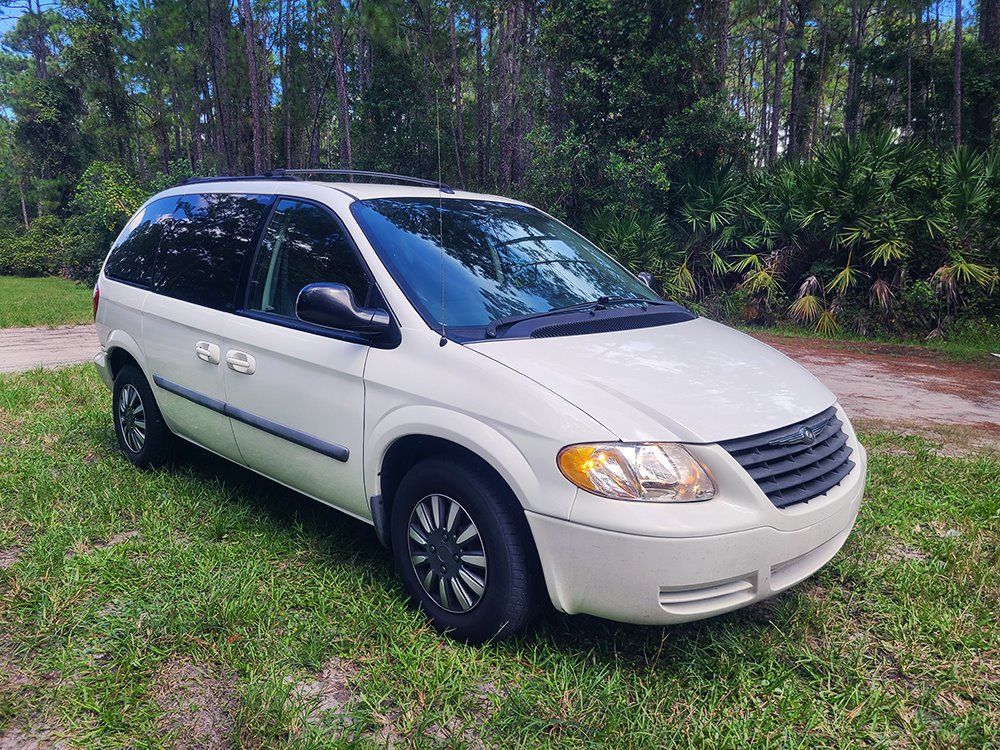 Used 2007 Chrysler Town & Country w/ Popular Equipment Group I FWD image 3