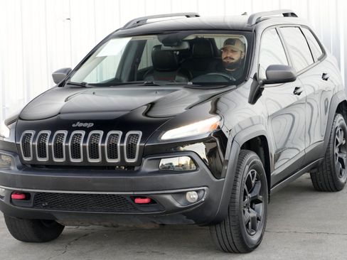 Used 2017 Jeep Cherokee Trailhawk w/ Cold Weather Group image 44