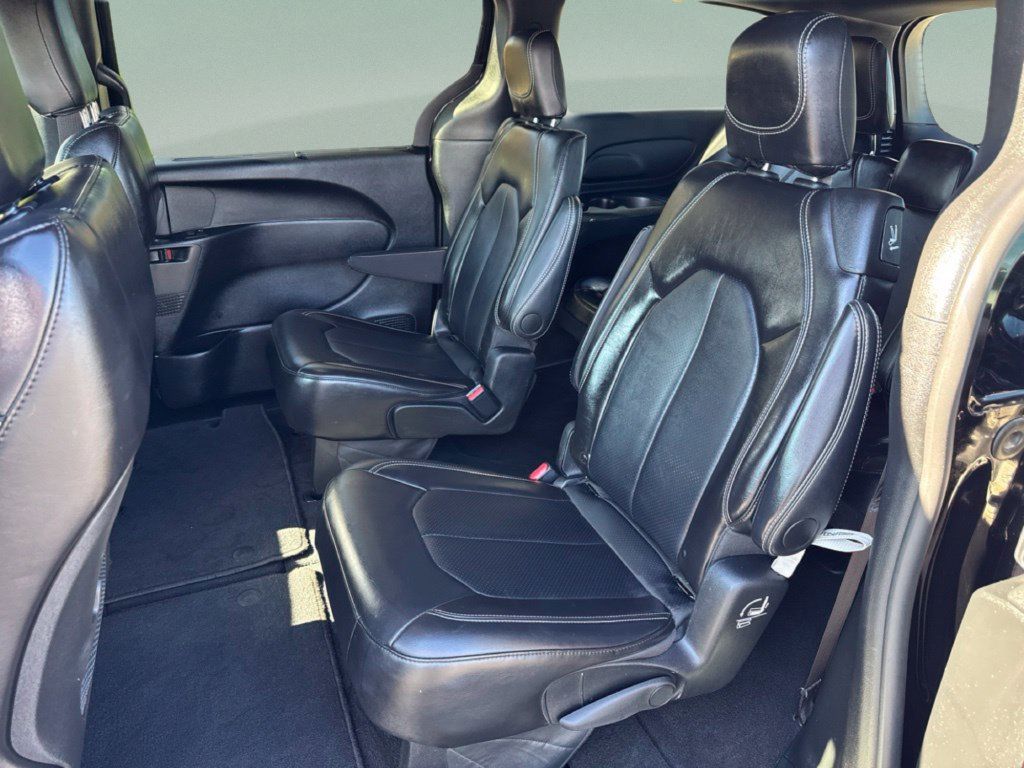 Used 2025 Chrysler Pacifica Select FWD image 11