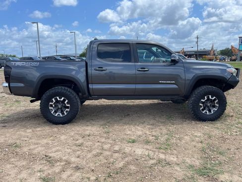 Used 2019 Toyota Tacoma TRD Off-Road image 4