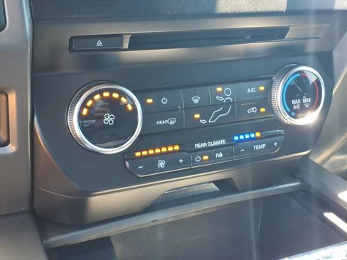 Used 2018 Ford Expedition XLT w/ Equipment Group 201A AWD/4WD image 7