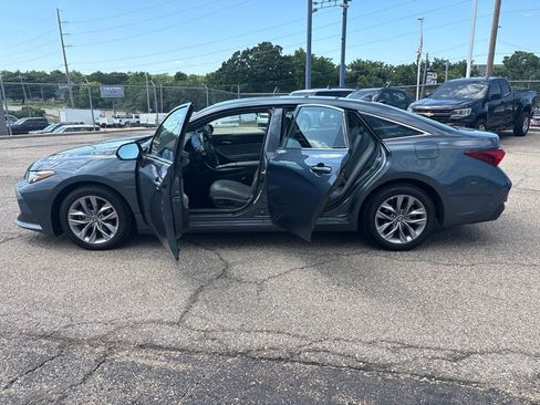 Used 2022 Toyota Avalon XLE w/ Moonroof Package FWD image 4