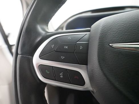 Used 2022 Chrysler Pacifica Limited FWD image 19