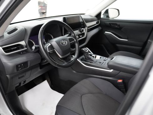 Used 2024 Toyota Highlander LE image 9
