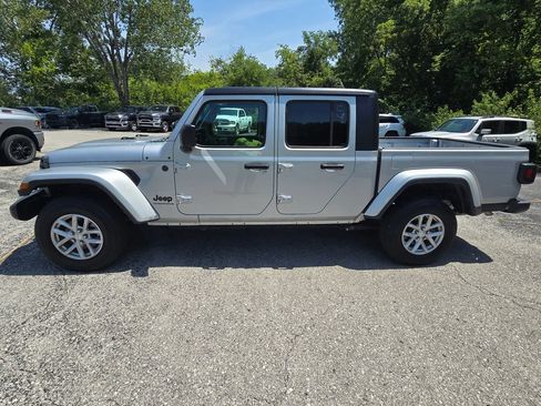 Used 2023 Jeep Gladiator Sport AWD/4WD image 3