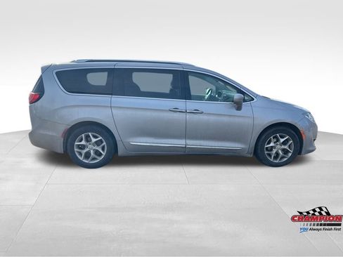 Used 2018 Chrysler Pacifica Touring-L w/ Tire & Wheel Group image 8