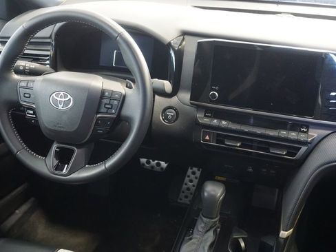 Used 2025 Toyota Camry SE image 25