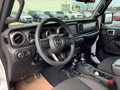 Used 2023 Jeep Gladiator Sport AWD/4WD image 17