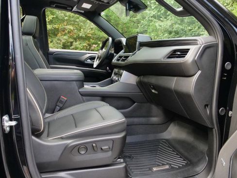 Used 2024 GMC Yukon XL SLT w/ SLT Luxury Package image 51