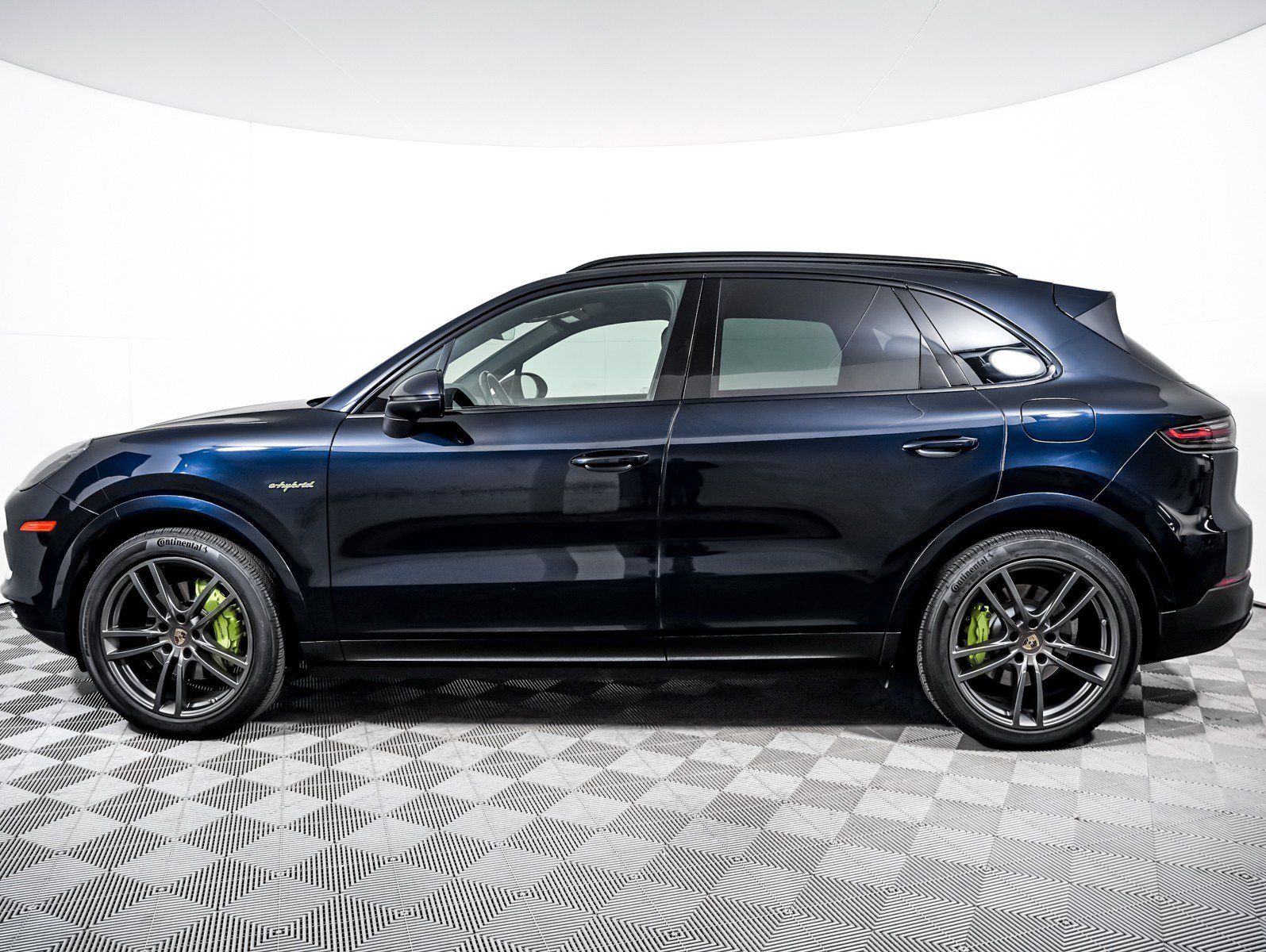 Certified 2022 Porsche Cayenne E-Hybrid AWD/4WD image 2