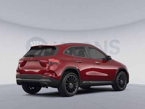 Used 2021 Mercedes-Benz GLA 250 4MATIC w/ Premium Package image 4