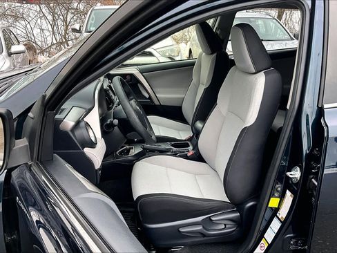 Used 2018 Toyota RAV4 LE image 9