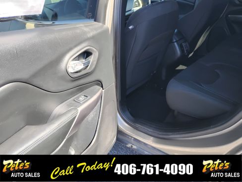 Used 2019 Jeep Cherokee Latitude w/ Popular Appearance Group AWD/4WD image 23