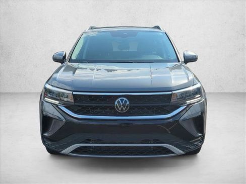 Used 2023 Volkswagen Taos SE FWD image 2