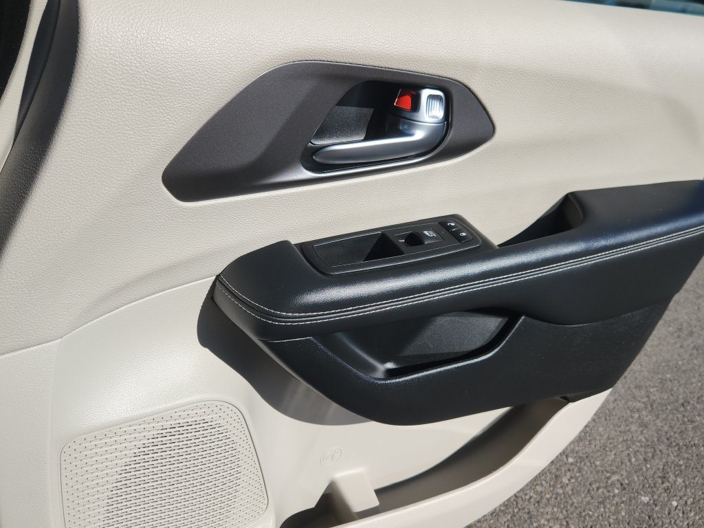 Used 2023 Chrysler Pacifica Touring-L FWD image 13