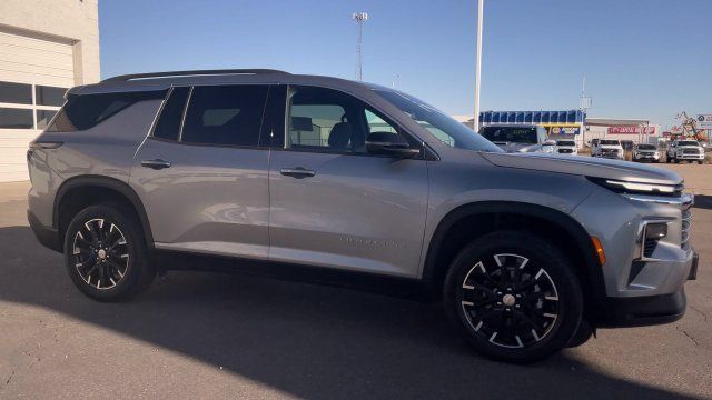 Used 2025 Chevrolet Traverse LT w/ Sun and Wheel Package AWD/4WD image 3