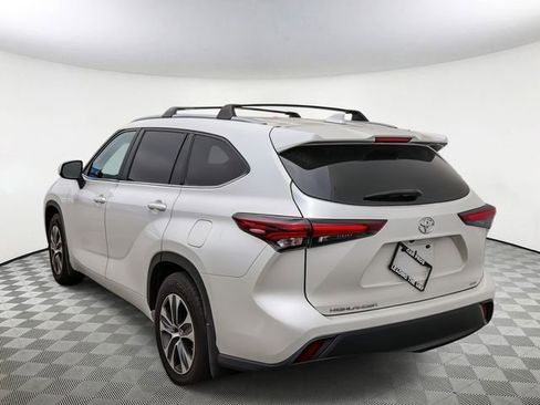 Used 2024 Toyota Highlander XLE FWD image 6